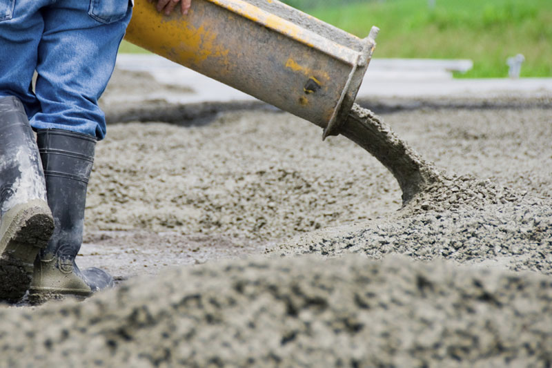 concrete-contractor-installing-concrete
